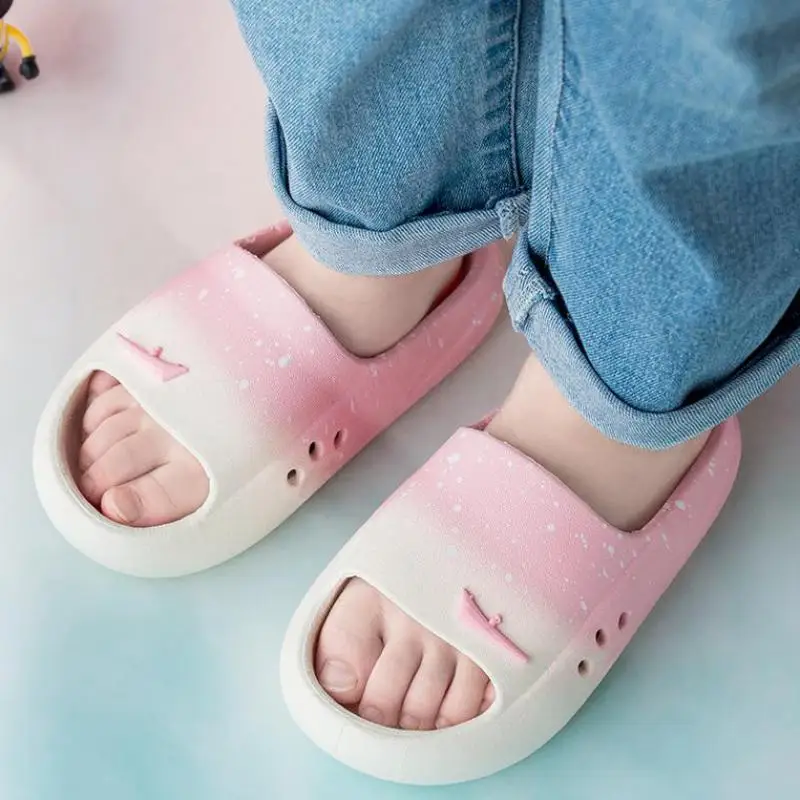 2-7Y çocuk terlik yaz bebek erkek kız Flip flop düz topuk PVC degrade yumuşak taban kaymaz ışık çocuk ayakkabı Hw11 Görüntü 2